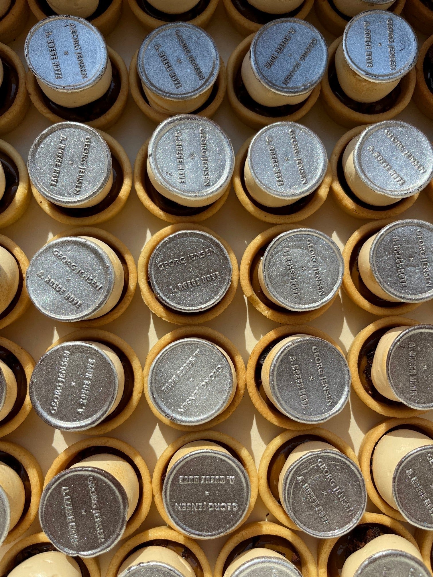 Minitærter med skræddersyet chokoladesegl