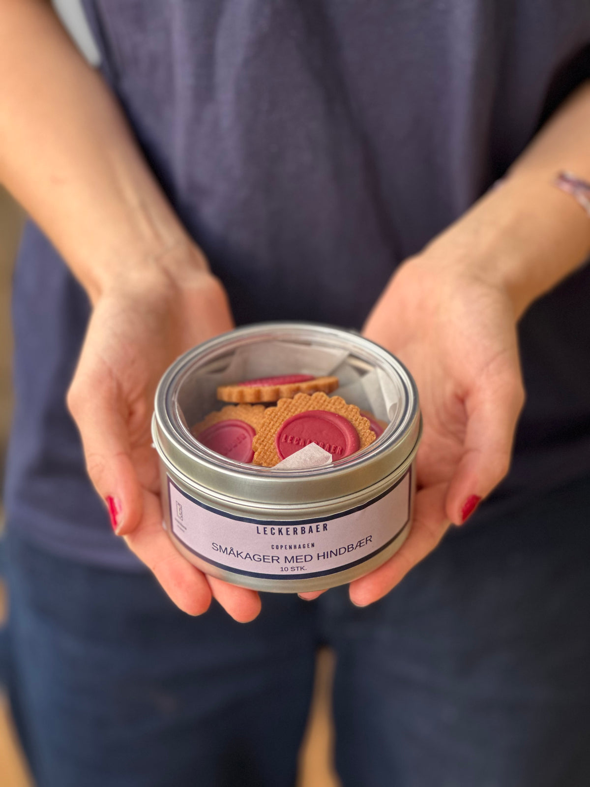 Buttercookies med hindbærchokolade fra Valrhona - Rund tinæske